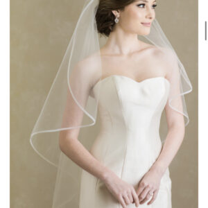 V7398  1-tier fingertip veil edged with narrow horsehair