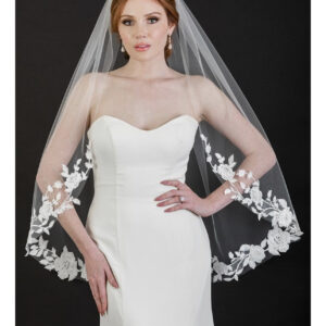 V7582 Knee length veil
