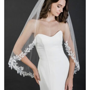 V7655 1-tier fingertip cut edge veil