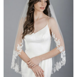 V7681 1-tier fingertip veil with cut edge